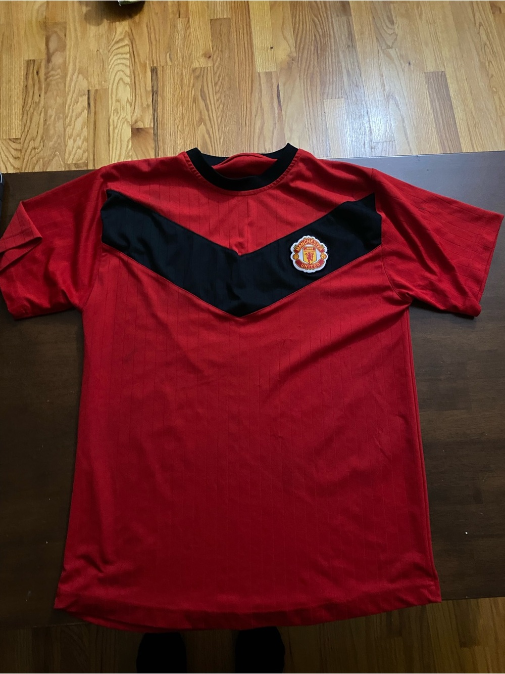Manchester United Short-Sleeve Men's Jersey with Black Chevron and Club Patch